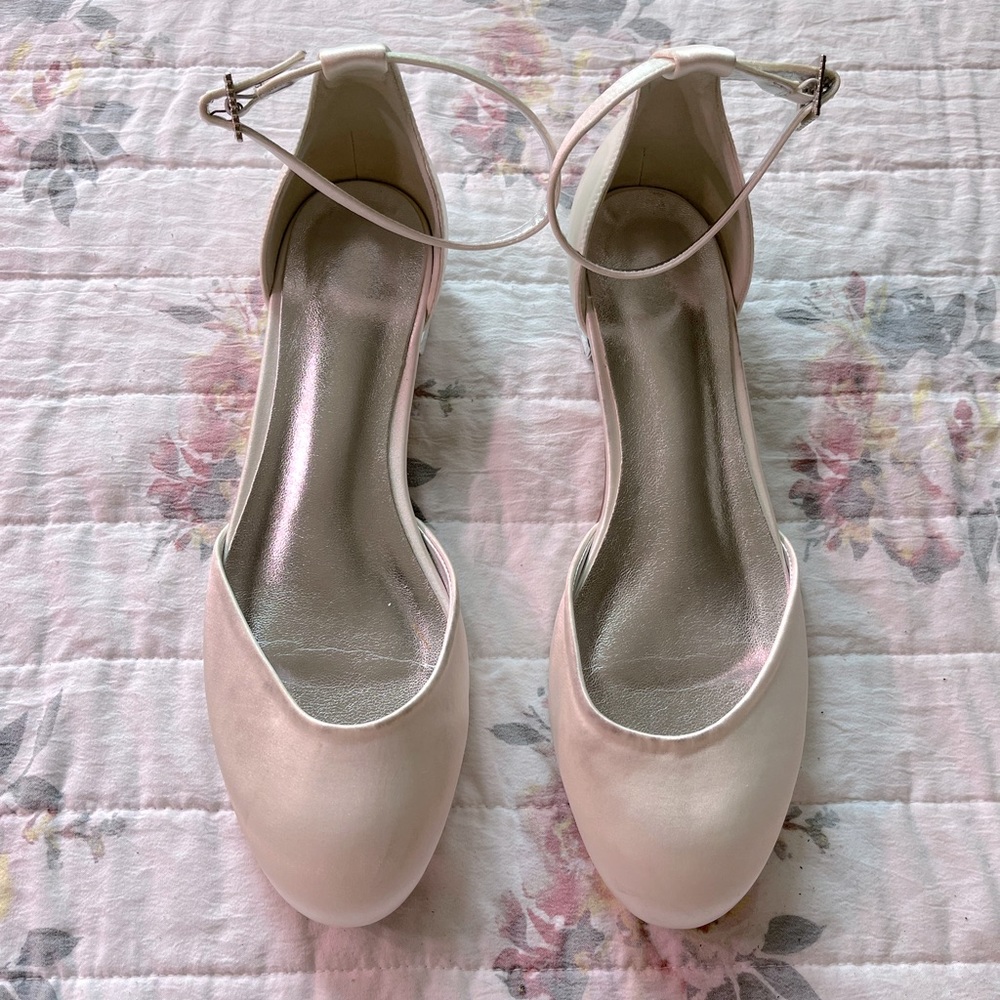 JJ’s House Ivory and Silver Formal Wear Flats Size 9